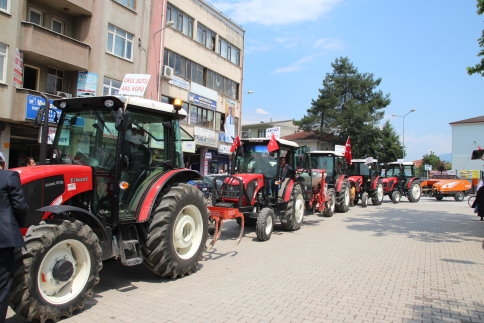 Erkunt Traktör Hediyeleri Dağıttı