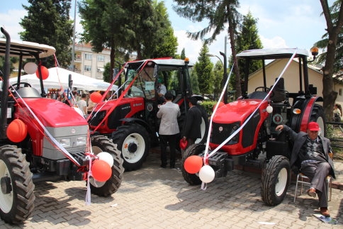 Erkunt Traktör Hediyeleri Dağıttı