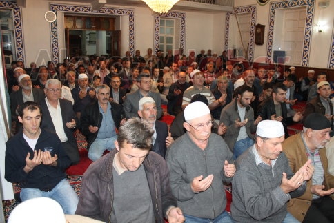 Regaip Kandilinde Eller Açıldı Dular Yapıldı