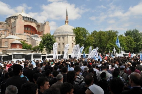 Ayasofya'da binlerce kişi namaz kıldı