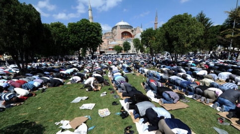 Ayasofya'da binlerce kişi namaz kıldı