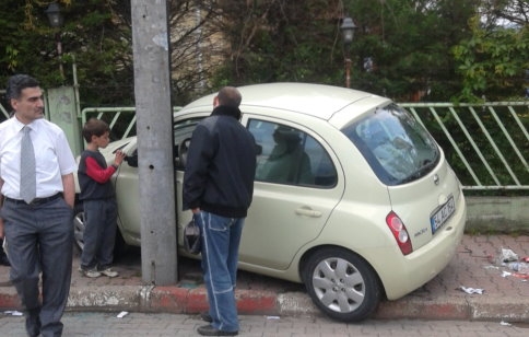 Aniden Önüne Çıkan Kadına Çarpmamak İçin Yoldan Çıktı.