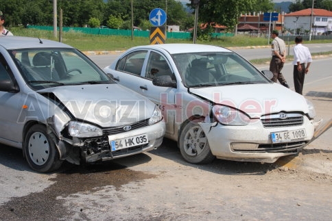 Akyazı Batakköy kavşağında trafik kazası. 
