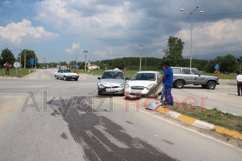 Akyazı Batakköy kavşağında trafik kazası. 