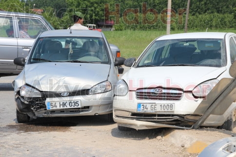 Akyazı Batakköy kavşağında trafik kazası. 