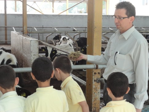 Paris İlköğretim Süt Sığırcığını Öğreniyor
