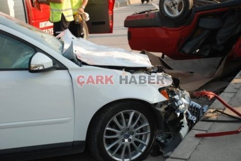 Tır Otomobile Çarptı: 2 Ölü, 1 Yaralı