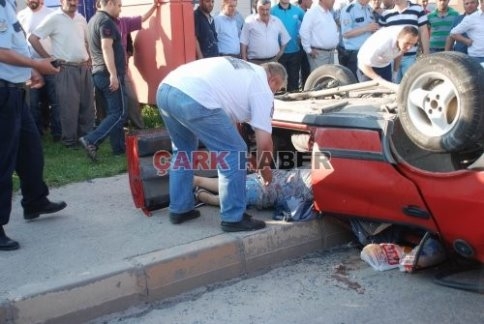 Tır Otomobile Çarptı: 2 Ölü, 1 Yaralı