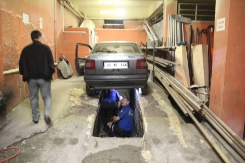 İki itfaiye eri Otomobil altında 15 dakika kaldı. 