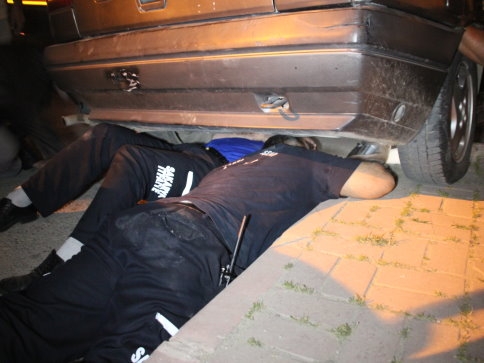 İki itfaiye eri Otomobil altında 15 dakika kaldı. 