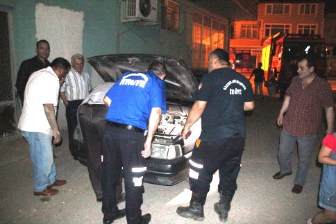 İki itfaiye eri Otomobil altında 15 dakika kaldı. 