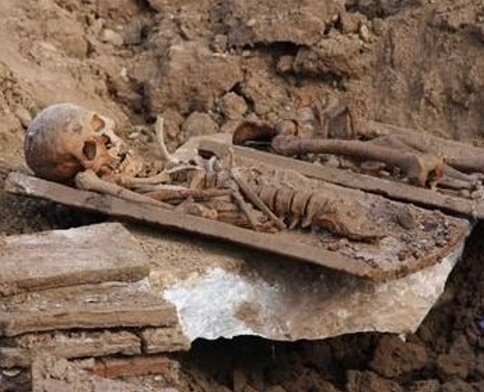 Yol Çalışması Sırasında Tarihi Mezar Bulundu