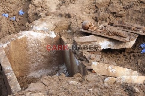 Yol Çalışması Sırasında Tarihi Mezar Bulundu