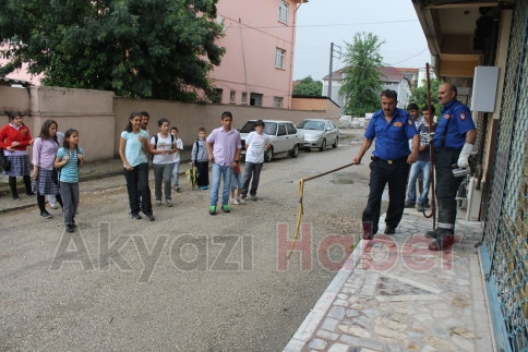 Merdiven Altına Giren Yılanı İtfaiyeciler Çıkardı