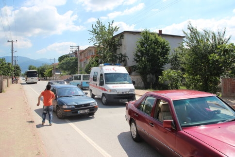 Küçük Kıza Otomobil Çarptı