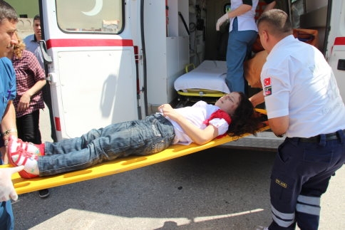 Küçük Kıza Otomobil Çarptı