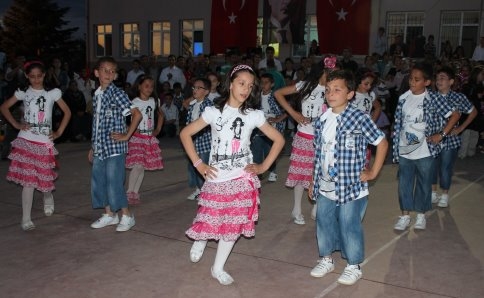 M. Akif Ersoy İ.Ö.O kulundan Yılsonu Şenlikleri