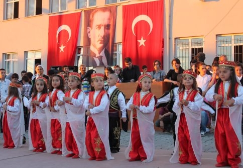 M. Akif Ersoy İ.Ö.O kulundan Yılsonu Şenlikleri