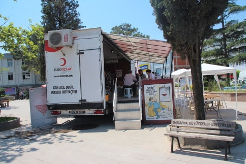 Türk Kızılayı Ekipleri Akyazı'da Kan Topluyor