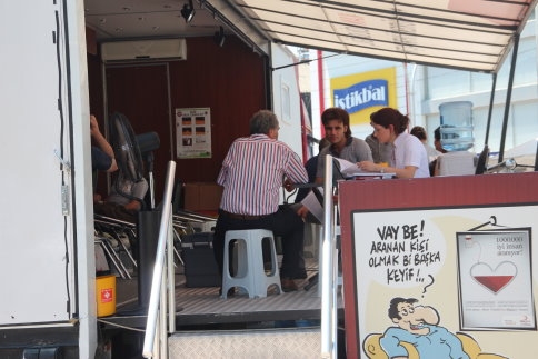 Türk Kızılayı Ekipleri Akyazı'da Kan Topluyor