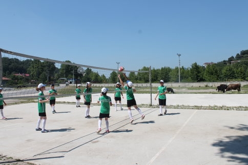 Yaz Kursu Voleybol Eğitimi Taşburun’da Başladı
