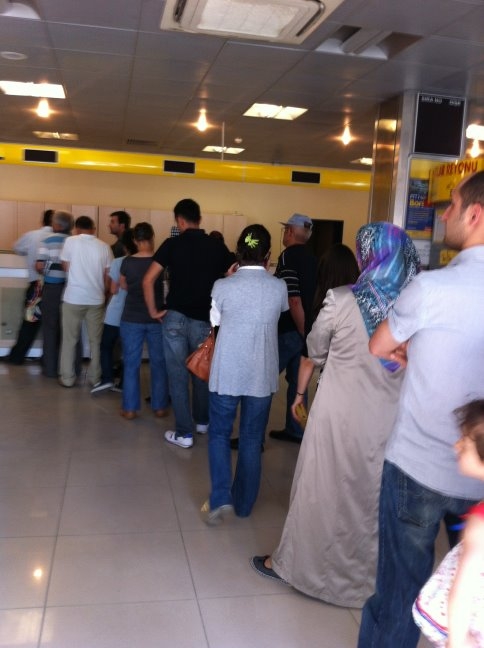 Akyazı PTT Şubesinde Aşırı Yoğunluk