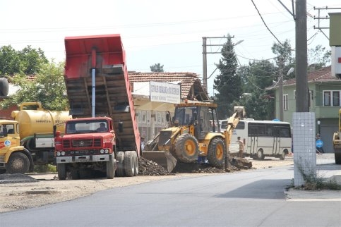 Akyazı’da Sadece Asfalt Değil Tüm Alt Yapı Çalışmaları Tamamlanıyor