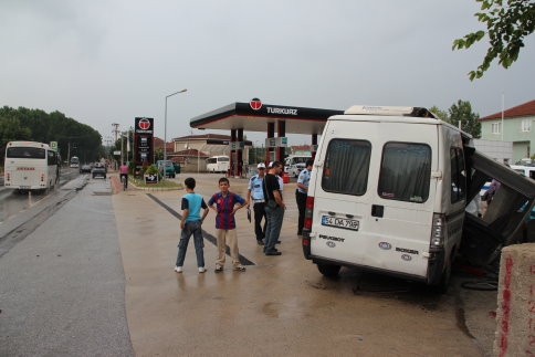 Kontrolden Çıkan Minibüs Duvara Çarptı
