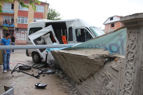 Kontrolden Çıkan Minibüs Duvara Çarptı