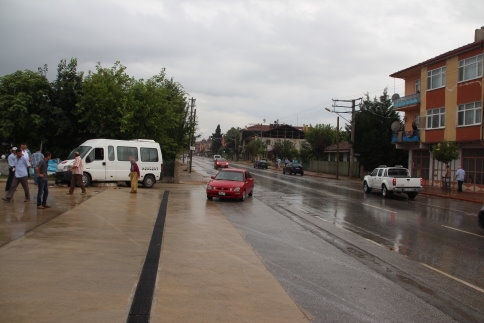 Kontrolden Çıkan Minibüs Duvara Çarptı