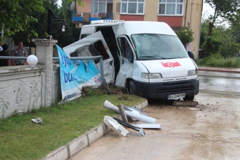 Kontrolden Çıkan Minibüs Duvara Çarptı