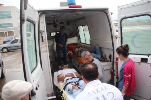 Kontrolden Çıkan Minibüs Duvara Çarptı