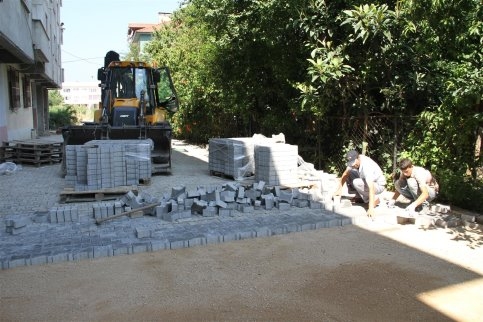 Akyazı Belediyesi Kilitli Parke Çalışmalarını Sürdürüyor.