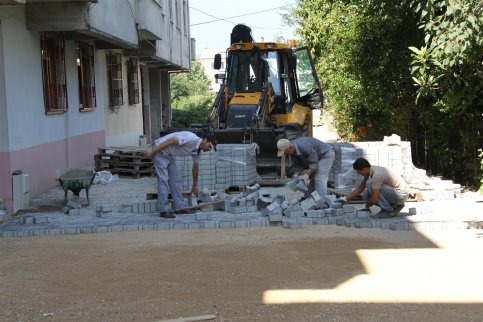 Akyazı Belediyesi Kilitli Parke Çalışmalarını Sürdürüyor.