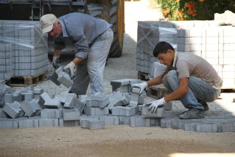 Akyazı Belediyesi Kilitli Parke Çalışmalarını Sürdürüyor.