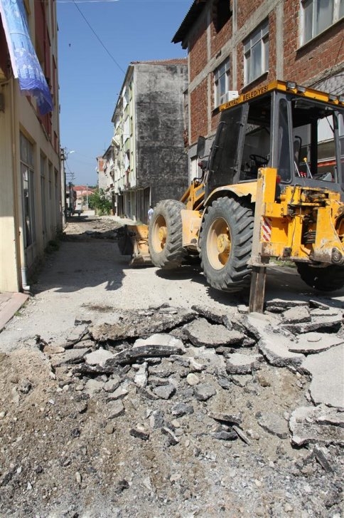Akyazı Belediyesi Kilitli Parke Çalışmalarını Sürdürüyor.