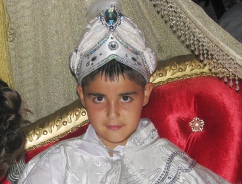 Ata Mert Delikanlı Oldu