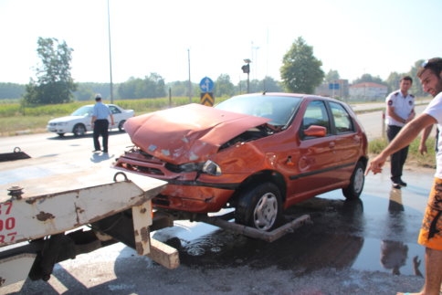 Akyazı Batakköy Kavşağında Trafik Kazası