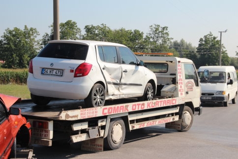 Akyazı Batakköy Kavşağında Trafik Kazası