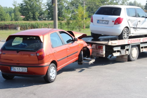 Akyazı Batakköy Kavşağında Trafik Kazası