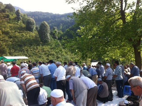 Yaşlı Kadın Toprağa Verildi