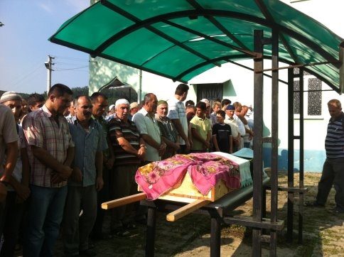 Yaşlı Kadın Toprağa Verildi