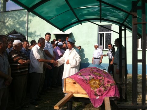 Yaşlı Kadın Toprağa Verildi