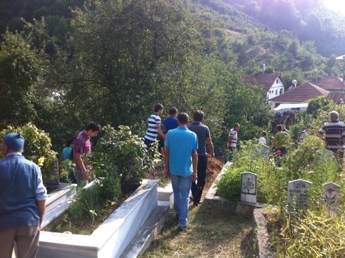 Yaşlı Kadın Toprağa Verildi