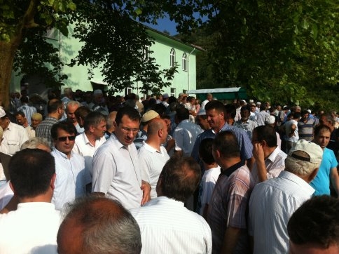 Yaşlı Kadın Toprağa Verildi