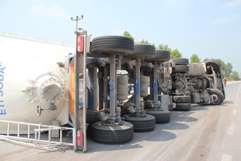 Kontrolünü kaybeden Tır Devrildi 1 Yaralı 