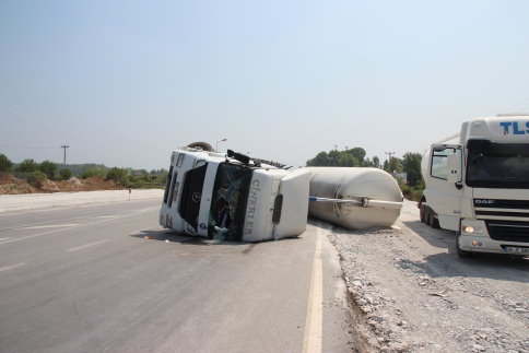 Kontrolünü kaybeden Tır Devrildi 1 Yaralı 