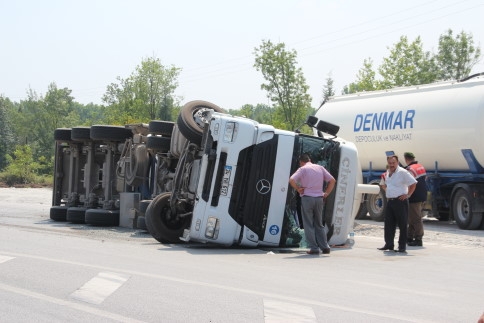 Kontrolünü kaybeden Tır Devrildi 1 Yaralı 