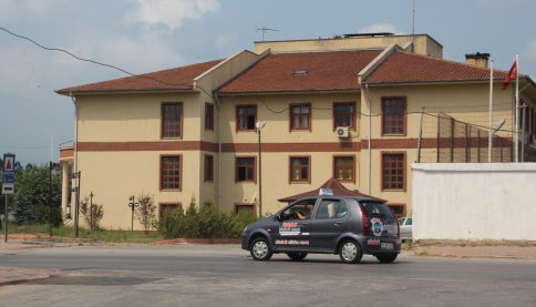 Sürücü Adayları direksiyon sınavında ter döktü.