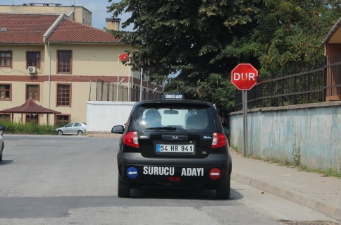 Sürücü Adayları direksiyon sınavında ter döktü.